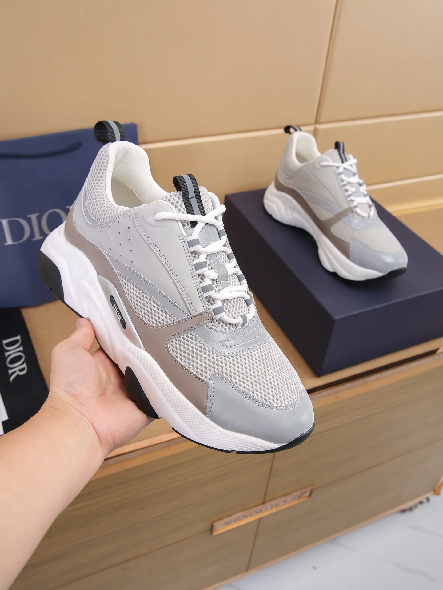 Factory price: 460💰Dior’s top version of D’s b22 men’s sports shoes. Inspired by retro running styles, the chunky low-top silhouette features gray calf leather and blue and white mesh fabric uppers, atop a black, white and blue engraved rubber sole. Nylon ribbon accents the blue mesh tongue and heel counter, and a "dio~" logo appears on the side. Pair it with a suit for a striking contrast and add a sportswear-chic edge to your look. The thick sole can be about 4cm~ Size: 38-45, [46, 47 customized]